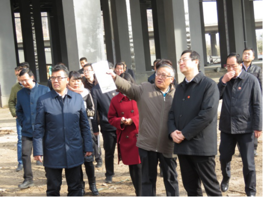 省委常委、西寧市委書記王曉在青海省物產(chǎn)集團(tuán)總公司黨委書記、總經(jīng)理王玉輝陪同下，深入青海物產(chǎn)朝陽(yáng)物流園區(qū)。